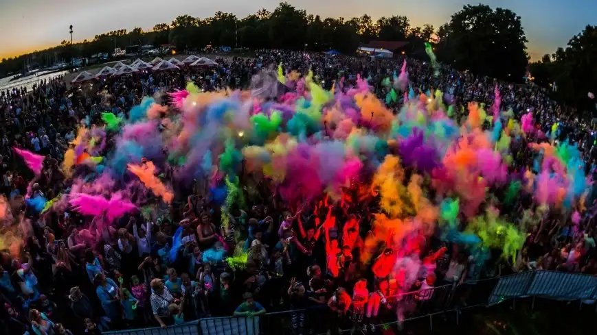 Festiwal Kolorów na plaży miejskiej w Giżycku 