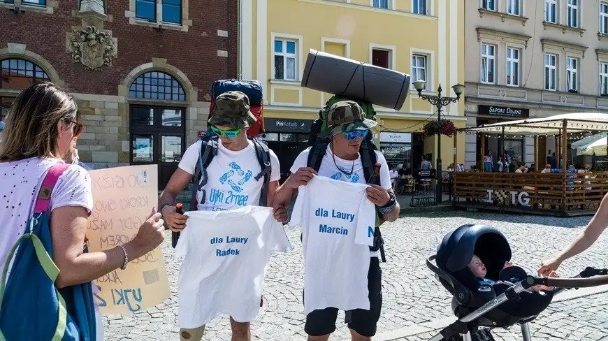 Idą pieszo na Mazury aby pomóc ciężko chorej dziewczynce