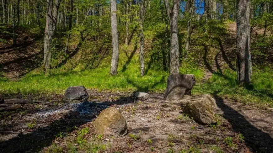 Mazury z tajemnicą w tle. Tajemniczy cmentarz na szczycie Diablej Góry