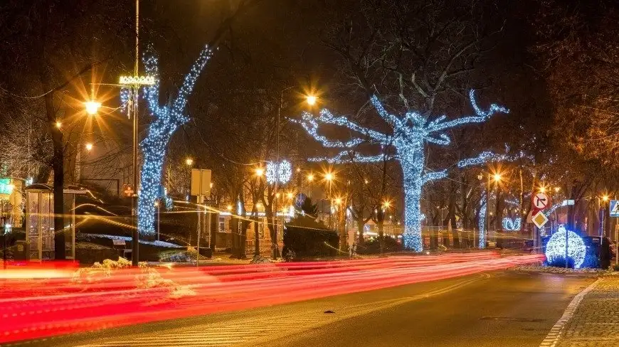 Nocne Giżycko z pięknymi iluminacjami.