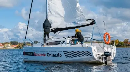 Stawianie i składanie masztu na jachcie