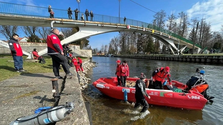 Groźne znalezisko podczas sprzątania rzeki Pisy. Mogło być niebezpiecznie