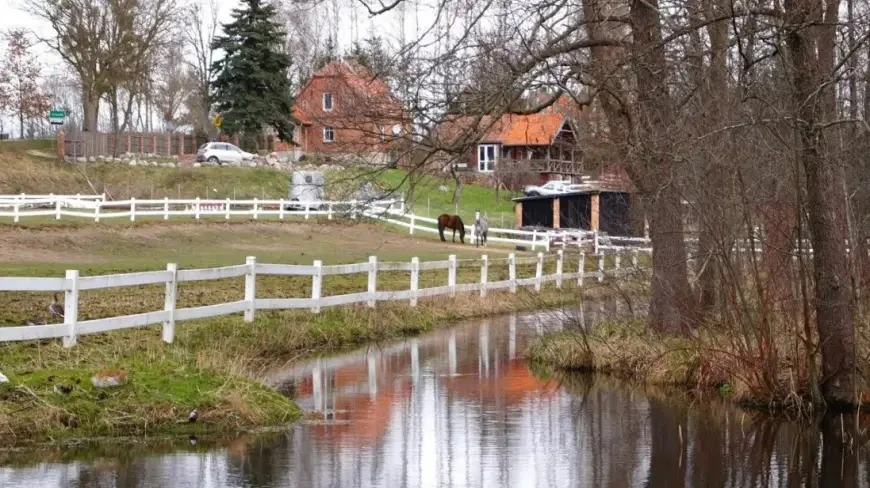 Dom "Pana Samochodzika" na Mazurach wystawiony na sprzedaż. Cena zwala z nóg