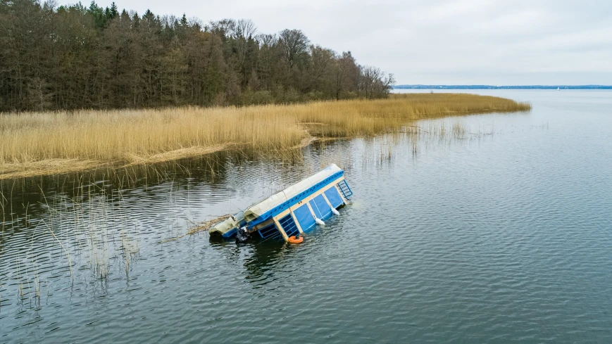 Houseboat zatonął na jeziorze Niegocin. Załoga bezpiecznie dotarła do brzegu