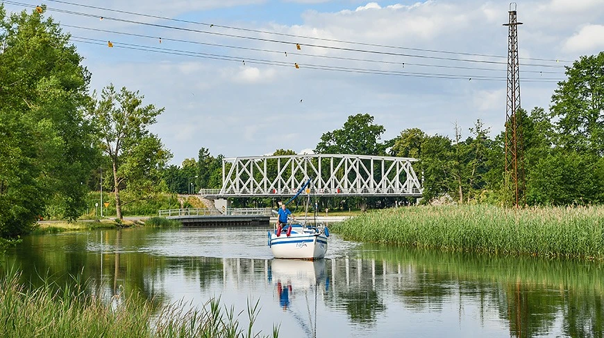 Linie napowietrzne nad rzeką Pisą