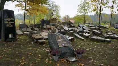 Cmentarz żydowski w Piszu na Mazurach odpowiednio oznakowany