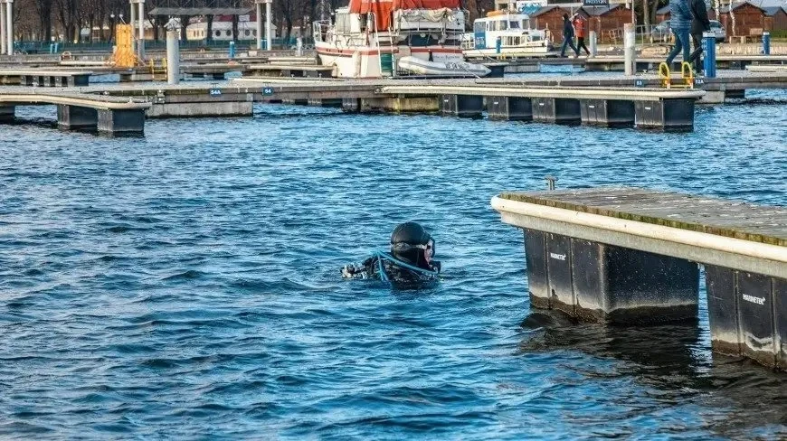 Podwodne sprzątanie ekomariny w Giżycku na Mazurach. Każdy może pomóc