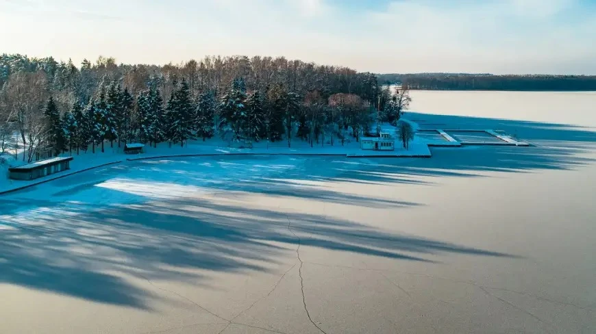 Mazurskie jeziora zamarzają. Nadal jest jednak niebezpiecznie