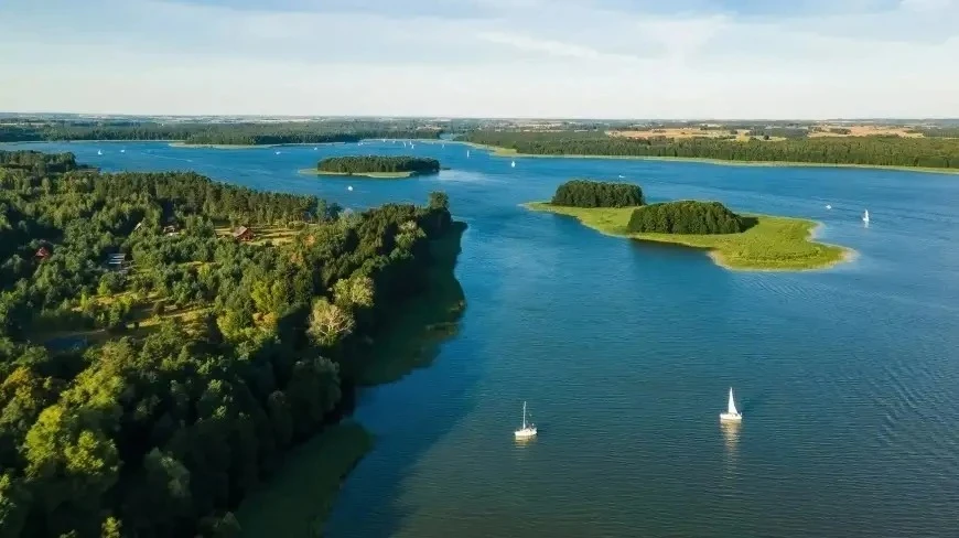 Specjalistyczny dron będzie sprawdzał czystość wód mazurskich jezior