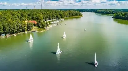 Coraz więcej turystów odwiedza Warmię i Mazury