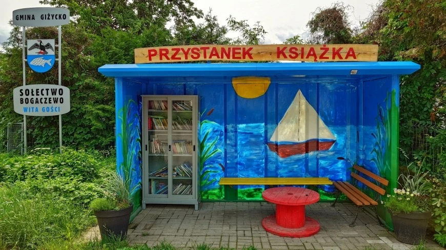 Nietypowy przystanek autobusowy w Bogaczewie na Mazurach – aż chce się czekać!