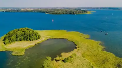 Historia, przyroda i tajemnice największej wyspy Wielkich Jezior Mazurskich