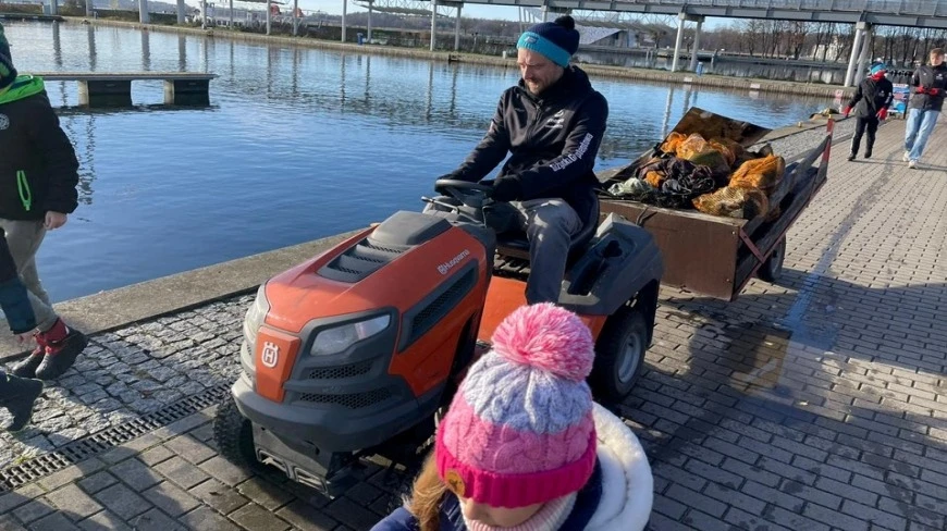 Podwodne sprzątanie Ekomariny w Giżycku. Na dnie było pełno śmieci