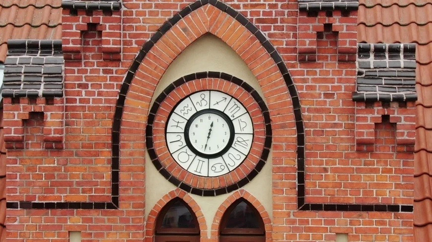 Tajemnica szkolnego zegara w Mrągowie. Po 60 latach znów tyka, ale skąd się tam wziął?