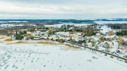 Aktywny wypoczynek na Mazurach. Dlaczego zimą warto zamienić żagle na narty?