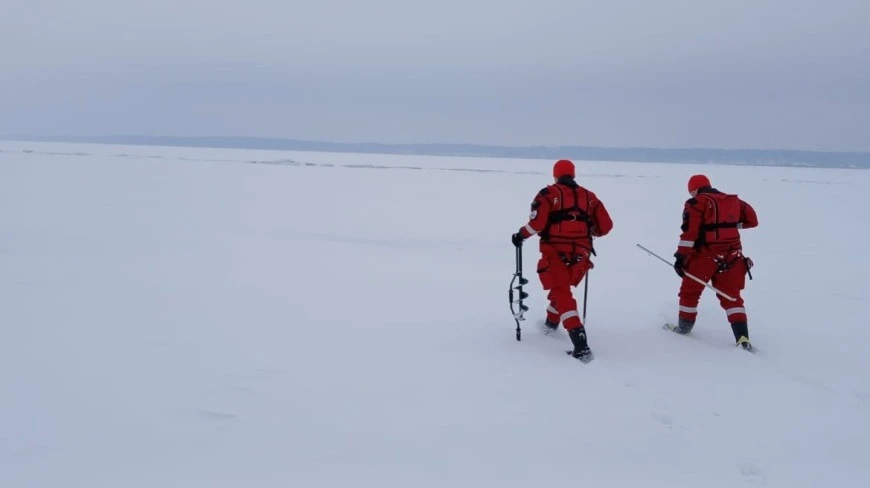 Pozorna stabilność lodowej tafli. Mazurscy ratownicy ostrzegają przed śmiertelnym niebezpieczeństwem