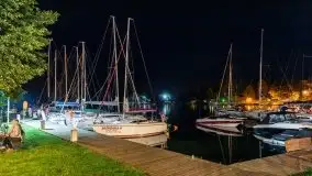 Zdjęcia nocne portu w Wierzbie przy jeziorze Bełdany - zdjęcie 1