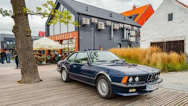 Zlot zabytkowych aut przy restauracji Nóż w wodzie w Mikołajkach