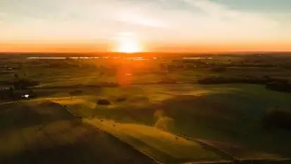 Jesienny zachód słońca z lotu ptaka