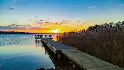 Wschód słońca nad jeziorem Święcajty, listopad 2021 r.