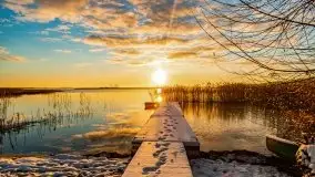 Grudniowy wschód słońca nad jeziorem Niegocin - zdjęcie 1