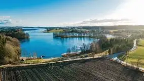 Zimowa sceneria nad plażą przy jeziorze Szóstak - zdjęcie 33