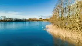 Zimowa sceneria nad plażą przy jeziorze Szóstak - zdjęcie 45