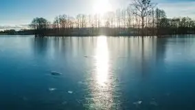 Zimowa sceneria nad plażą przy jeziorze Szóstak - zdjęcie 43