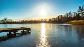 Zimowa sceneria nad plażą przy jeziorze Szóstak - zdjęcie 29