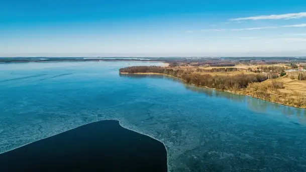 Jezioro Dargin rozstaje się z lodem, przedwiośnie 2022 r.