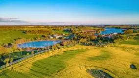 Złote, rzepakowe mazurskie pola z jeziorami w tle - zdjęcie 18