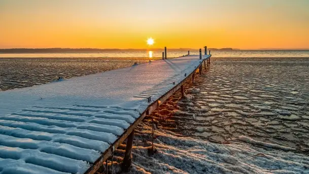 Grudniowy zachód słońca nad jeziorem Dargin, Nowy Harsz