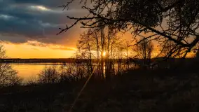 Grudniowy zachód słońca nad jeziorem Łabap - zdjęcie 1