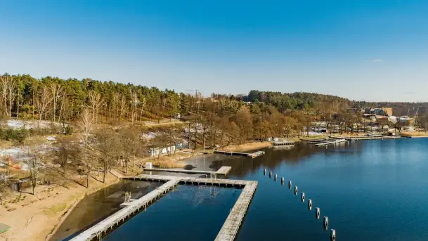 Zimowe Mrągowo, nad jeziorem Czos, okolice amfiteatru z drona - zdjęcie 5