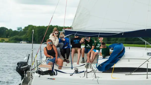 Rejs po mazurskich jeziorach, który pomaga dzieciom z domów dziecka - zdjęcie 6