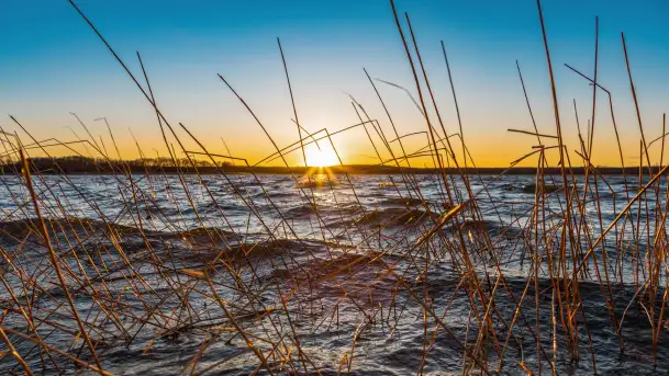 Zachód słońca nad jeziorem Kirsajty, luty 2023 r.