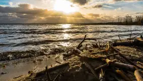 Zachód słońca nad Niegocinem widoczny z dzikiej plaży - zdjęcie 1