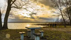 Zachód słońca nad Niegocinem widoczny z dzikiej plaży - zdjęcie 32