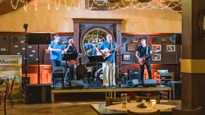 Grają na Mazurach, Shantaż w tawernie Albatros