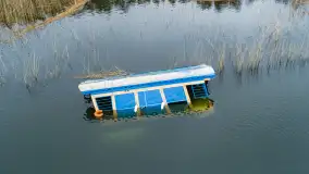 Houseboat przewrócił się i osiadł na dnie, Niegocin, kwiecień 2023 - zdjęcie 16