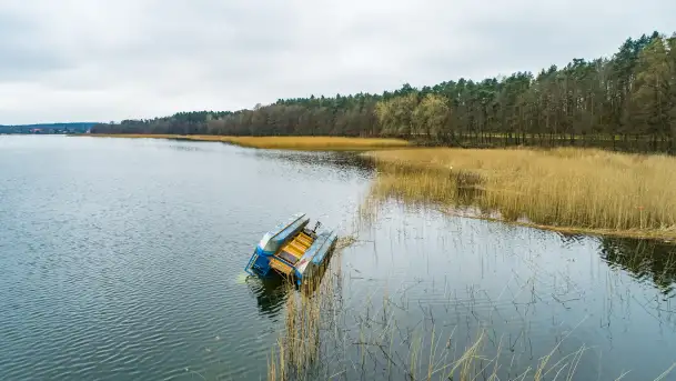 Houseboat przewrócił się i osiadł na dnie, Niegocin, kwiecień 2023 - zdjęcie 1