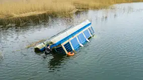 Houseboat przewrócił się i osiadł na dnie, Niegocin, kwiecień 2023 - zdjęcie 7
