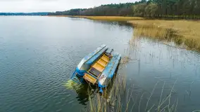 Houseboat przewrócił się i osiadł na dnie, Niegocin, kwiecień 2023 - zdjęcie 20