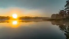 Wrześniowy i mglisty wschód słońca nad jeziorem Mój - zdjęcie 47