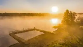 Wrześniowy i mglisty wschód słońca nad jeziorem Mój - zdjęcie 19
