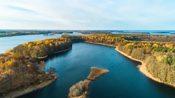 Kisajno, Piękna Góra i Łabędzi Ostrów w jesiennych kolorach z lotu ptaka