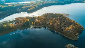 Kisajno, Piękna Góra i Łabędzi Ostrów w jesiennych kolorach z lotu ptaka - zdjęcie 9
