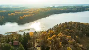 Kisajno, Piękna Góra i Łabędzi Ostrów w jesiennych kolorach z lotu ptaka - zdjęcie 13