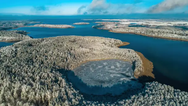 Zimowa wersja Mazur w okolicach Łabędziego Ostrowia i jeziora Kisajno