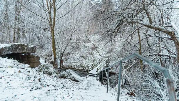 Zwalony most w Kruklankach w zimowej scenerii... bez słońca, listopad 2023 r. - zdjęcie 5